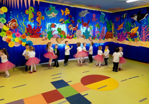 Dzieci tańczą na zakończeniu roku.